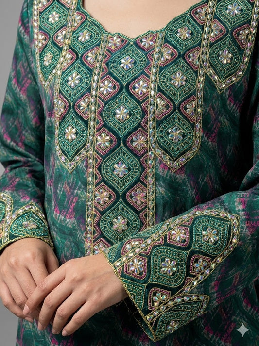 مخاوير زمردي فاخر بتطريز يدوي وحجارة لامعة